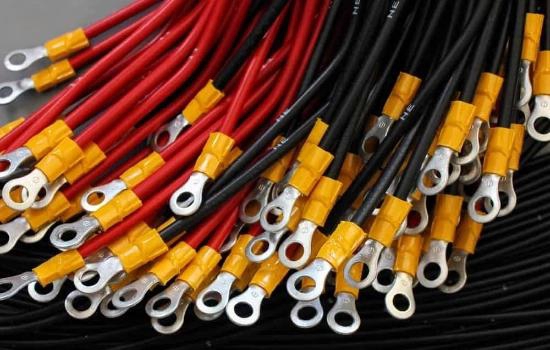 电池端子连接器的类型：全面指南